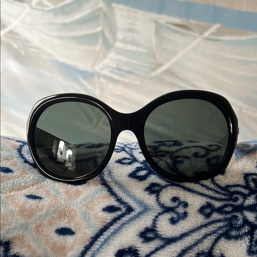 Ray-Ban Black Sunglasses Modern Sporty Design
